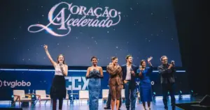Parte do elenco da novela sertaneja "Coração Acelerado" durante a CCXP 2025 (Divulgação)