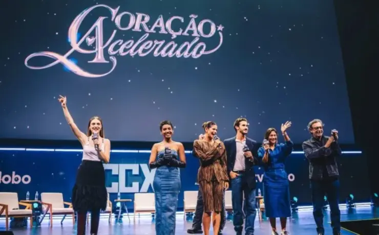 Parte do elenco da novela sertaneja "Coração Acelerado" durante a CCXP 2025 (Divulgação)