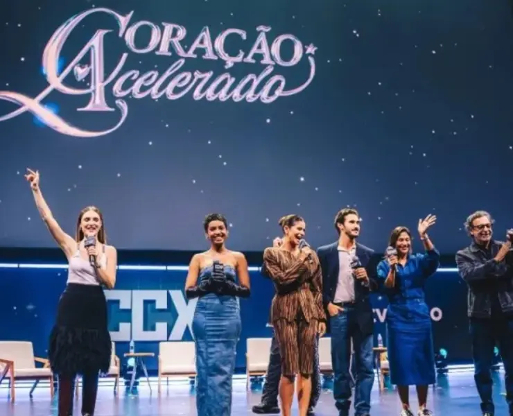 Parte do elenco da novela sertaneja "Coração Acelerado" durante a CCXP 2025 (Divulgação)