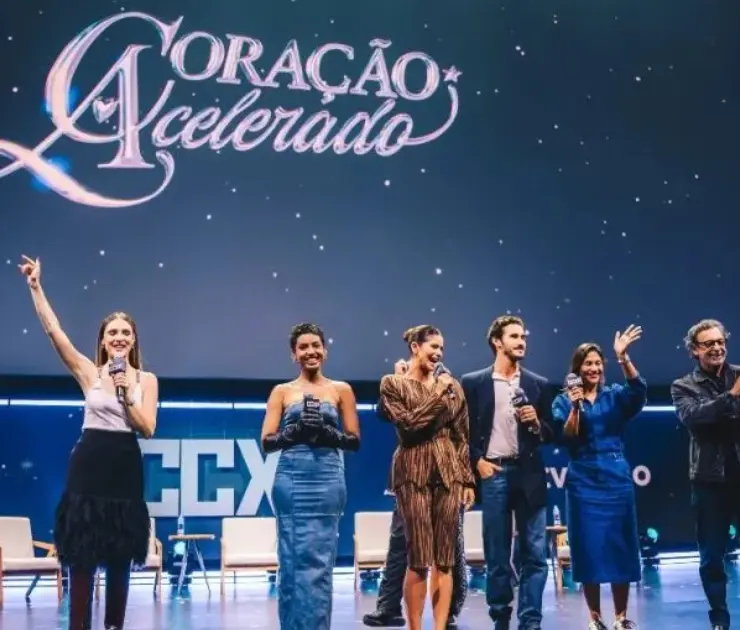 Parte do elenco da novela sertaneja "Coração Acelerado" durante a CCXP 2025 (Divulgação)