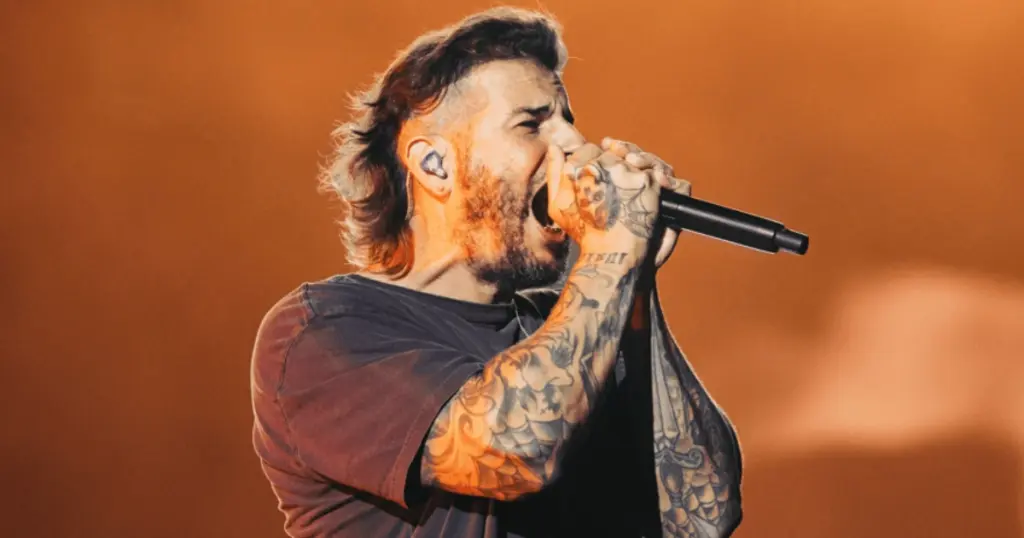 M.Shadows em show do Avenged Sevenfold no palco Mundo do Rock in Rio (DIvulgação)