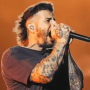 M.Shadows em show do Avenged Sevenfold no palco Mundo do Rock in Rio (DIvulgação)