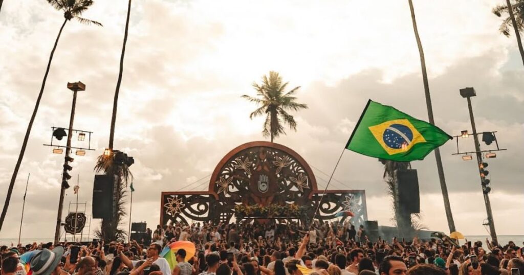 Do eletrônico à brasilidade: Réveillon Carneiros anuncia line-up completo 1 Réveillon Carneiros (créditos - reprodução)