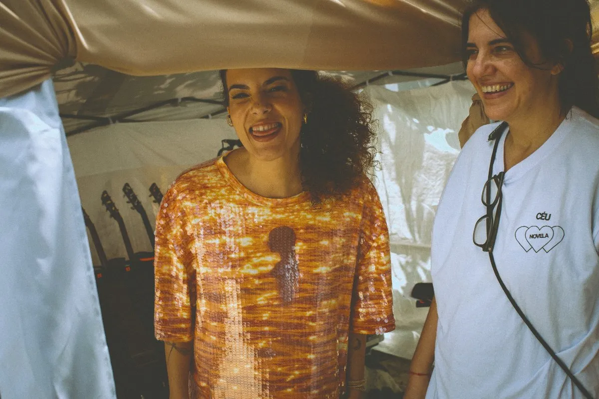 Céu faz graça no cantinho dos instrumentos (Rafa Leforte)