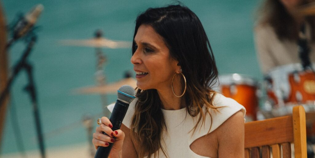 Sarah Oliveira apresenta o Corona Luau MTV 2025 em Maresias (Rafa Leforte)