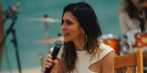 Sarah Oliveira apresenta o Corona Luau MTV 2025 em Maresias (Rafa Leforte)