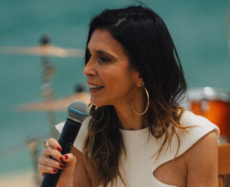 Sarah Oliveira apresenta o Corona Luau MTV 2025 em Maresias (Rafa Leforte)