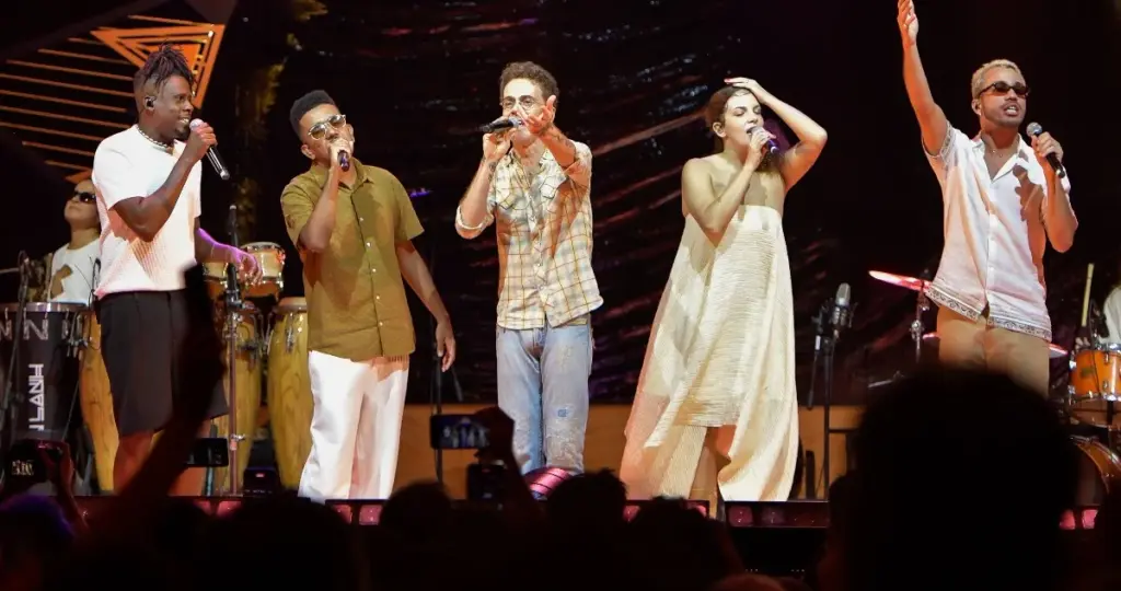 Nando Reis, Céu e Os Garotin durante a turnê do Corona Luau MTV (Divulgação)