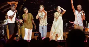 Nando Reis, Céu e Os Garotin durante a turnê do Corona Luau MTV (Divulgação)