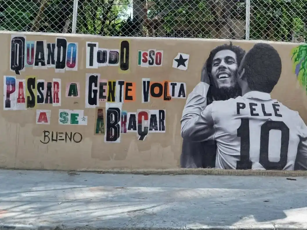 Bob Marley: entenda como o rei do reggae segue vitualmente vivo 5 Colagem do "Pelé beijoqueiro'com Bob Marley. Trabalho do artista Luis Bueno
