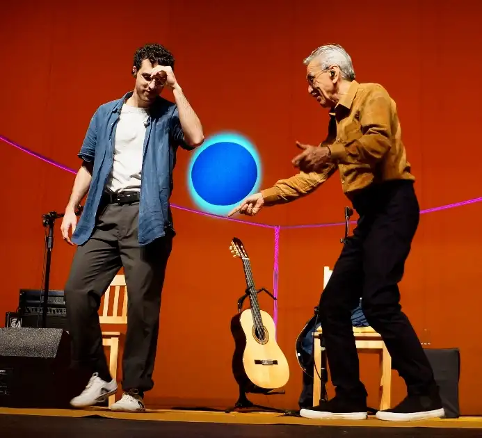 Zeca e Caetano Veloso no show 'Ofertório' (Bruna Grassi/ Divulgação)
