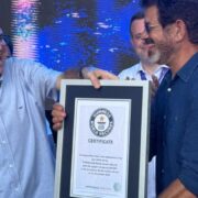 Eduardo Paes, prefeito do Rio, recebe certificado do Guinness Book