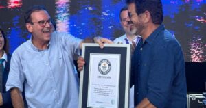 Eduardo Paes, prefeito do Rio, recebe certificado do Guinness Book
