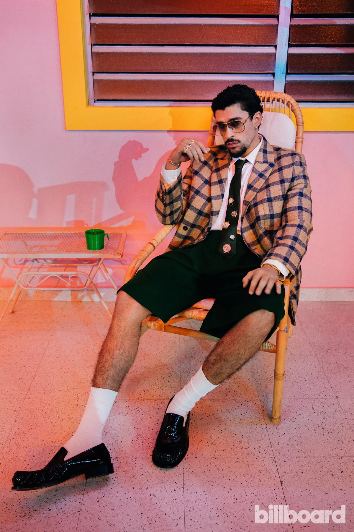 Jaqueta Bode, camisa Prada, shorts Comme des Garçons, gravata personalizada Marvin Douglas, sapatos Bottega Veneta, joias Messika.{Diwang Valdez)