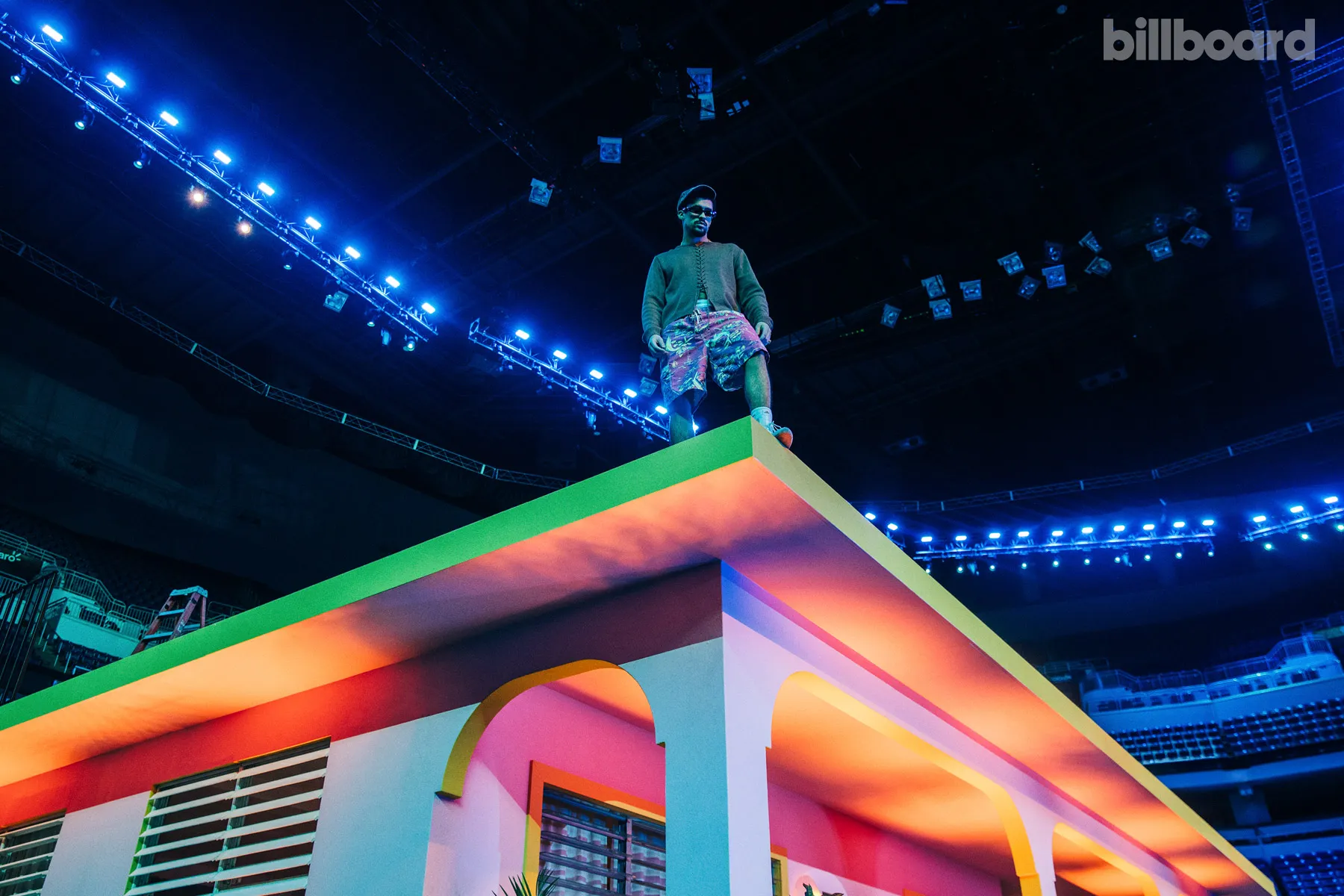 Bad Bunny fotografado em 3 de setembro de 2025 no Coliseo de Puerto Rico José Miguel Agrelot em San Juan. Suéter Av vattev, shorts vintage Ralph Lauren, sapatos Adidas.Diwang Valdez