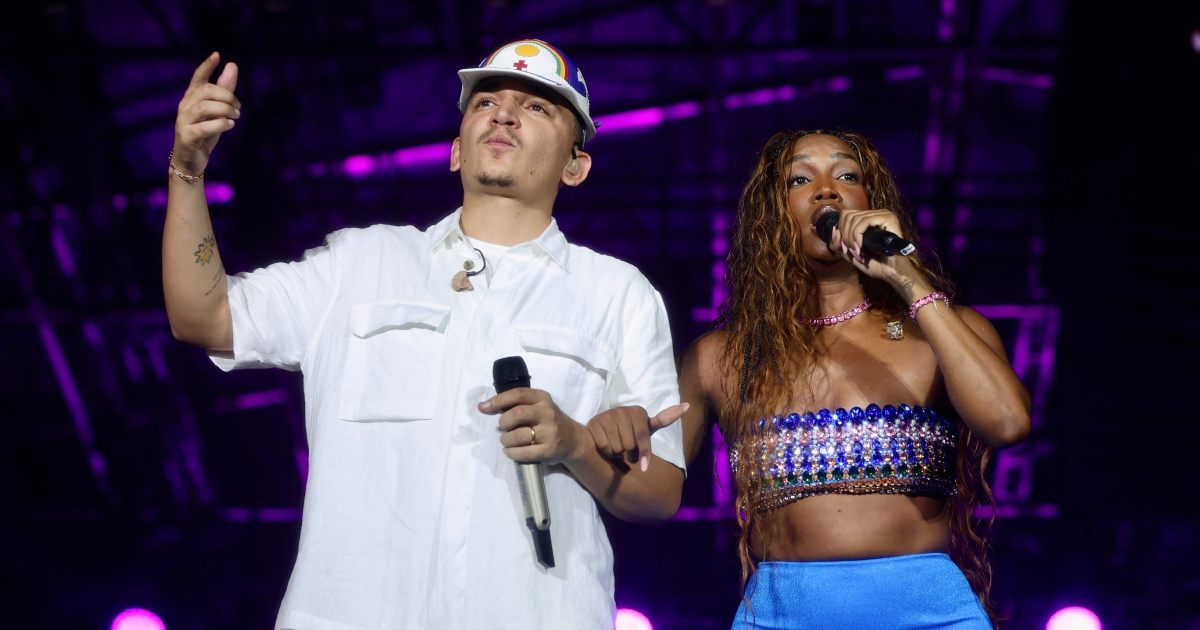 João Gomes e IZA em show no Réveillon em Copacabana