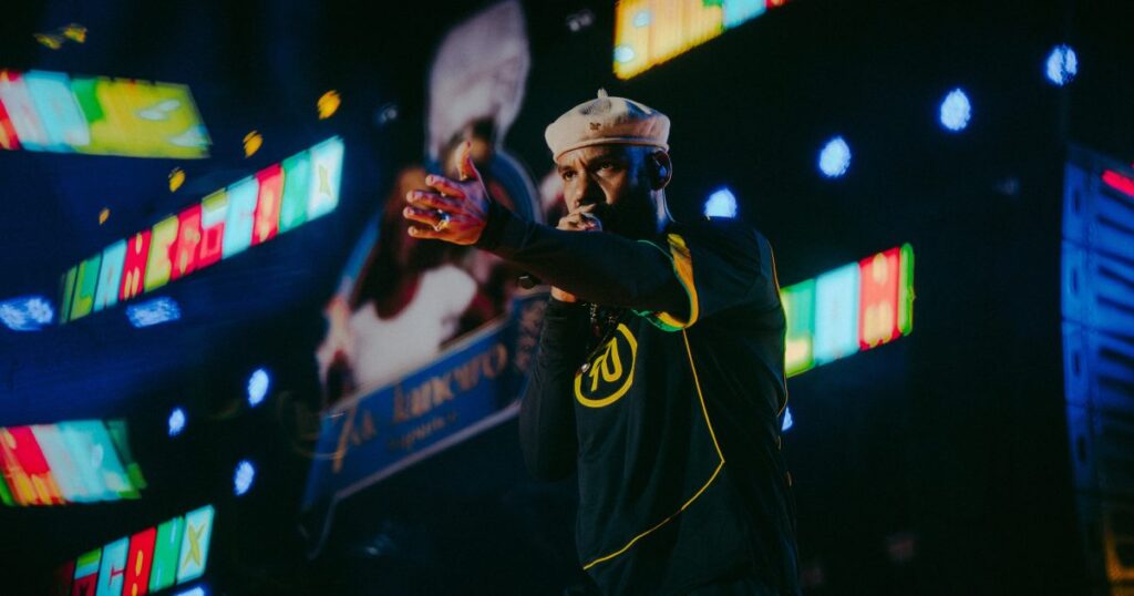 BaianaSystem estreia verão 2026 com mergulho ancestral e grito por educação 1 Show do BaianaSystem em Itaparica (BA) (@pedrosoaresfs/@maquinadelouco/Divulgação)