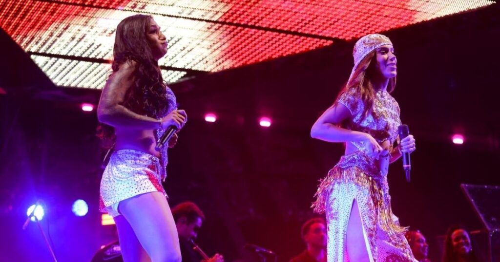 Ensaios da Anitta 2026 estreia em Belém; veja fotos e participações 6 MC Danny e Anitta durante show do Ensaios da Anitta em Belém