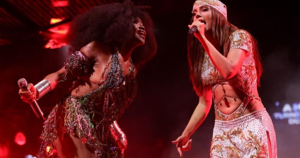 Ensaios da Anitta 2026 estreia em Belém; veja fotos e participações 5 Gaby Amarantos e Anitta durante show do Ensaios da Anitta em Belém