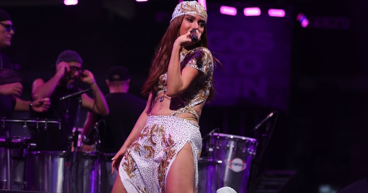 Anitta durante show do Ensaios da Anitta em Belém