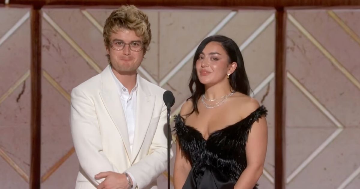 Charli XCX e Joe Keery no Globo de Ouro 2026