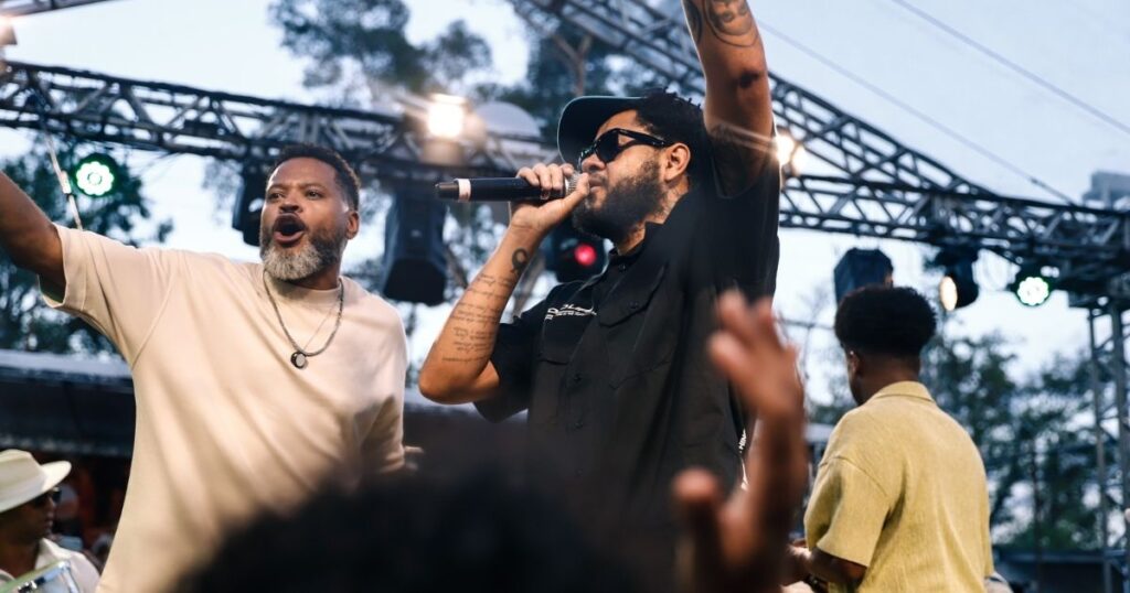 Emicida marca gravação de clipe no Quintal dos Prettos; veja detalhes 1 Emicida e Maurilio de Oliveira no Quintal dos Prettos