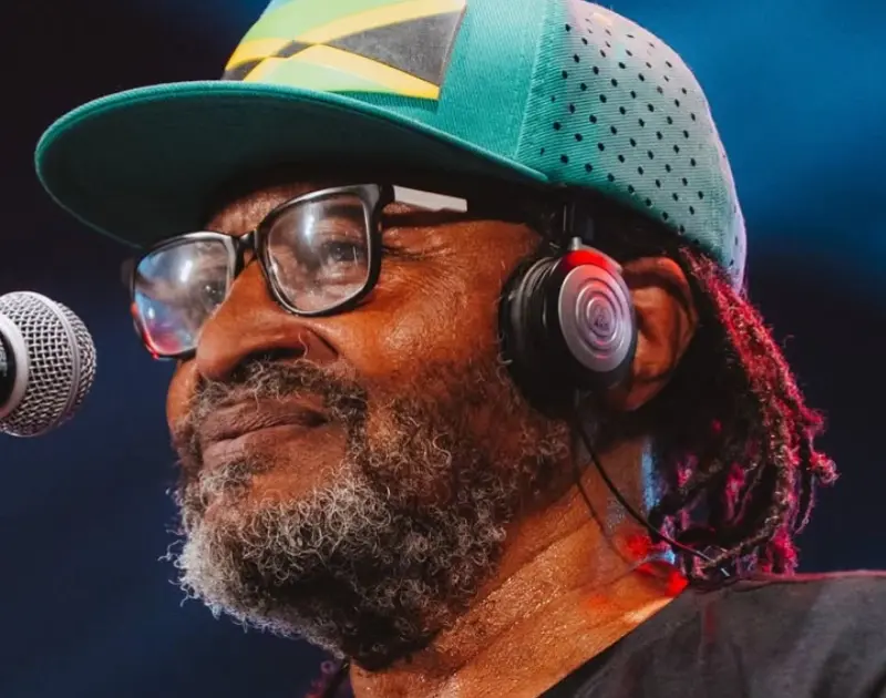 Edson Gomes: saiba mais do reggae de resistência no Lollapalooza Brasil 2026