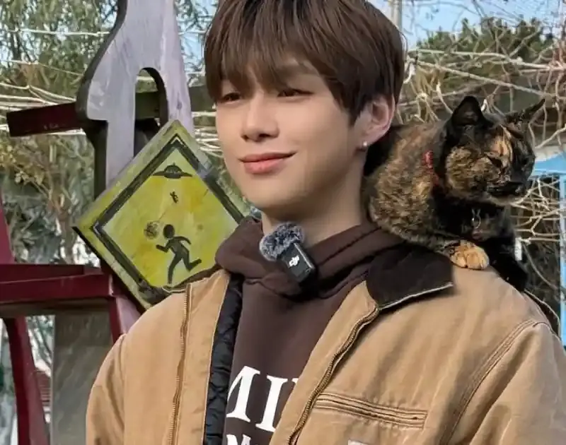 Kang Daniel confirma início de seu serviço militar obrigatório