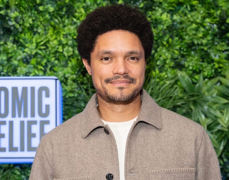 Trevor Noah vai apresentar o Grammy pela sexta (e última) vez