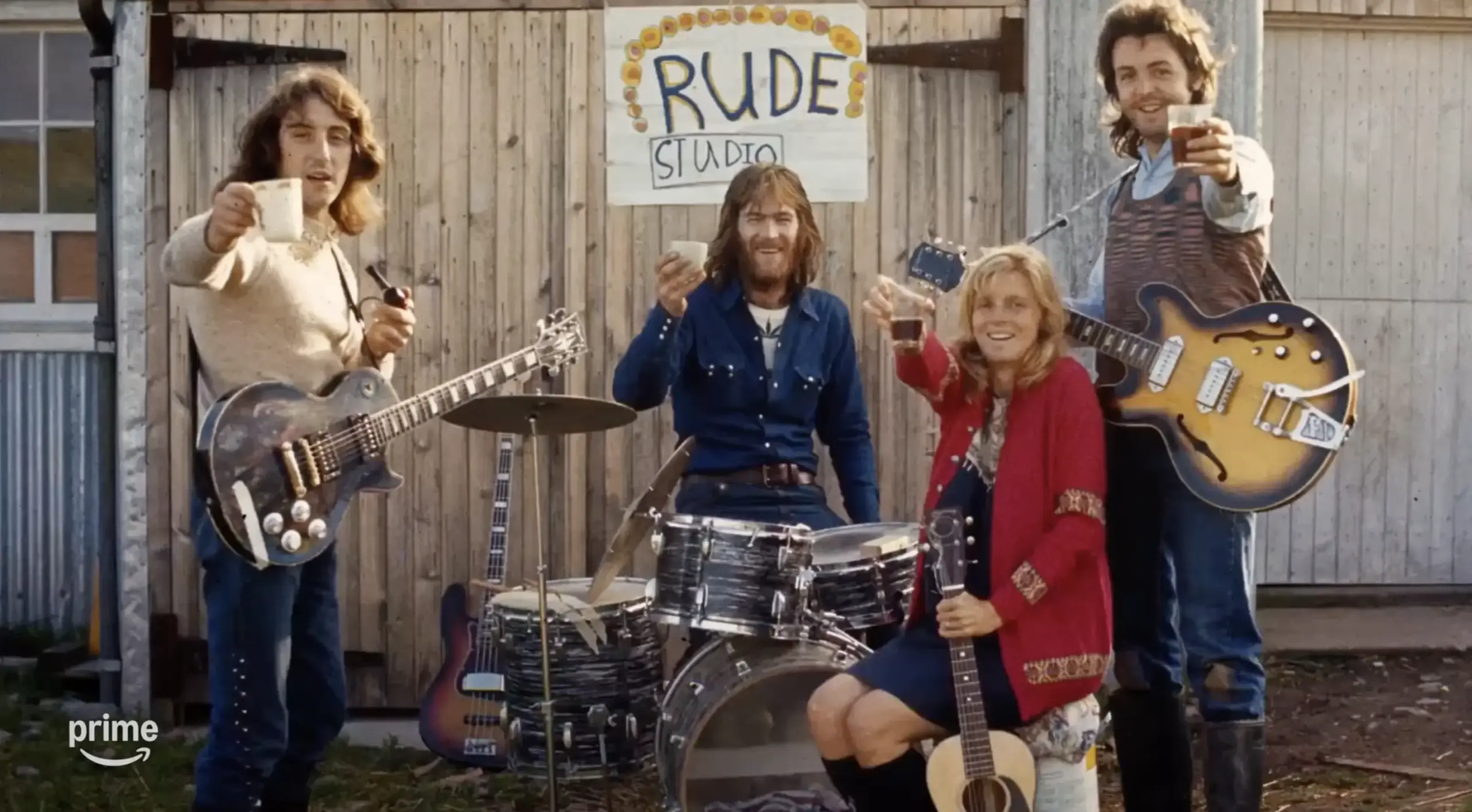 Paul McCartney e Wings no documentário 'Man on the Run' (Reprodução YouTube/Prime Video)