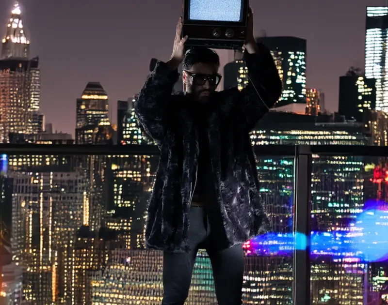 Adom conquista paradas britânicas com ‘Ella Tiene el Cuerpo’