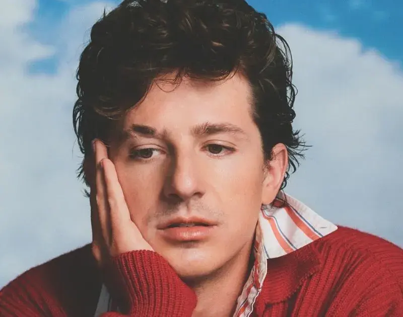 Charlie Puth dá prévia de álbum com novo single ‘Beat Yourself Up’