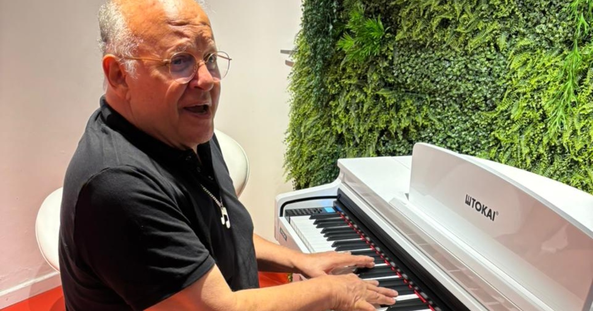 Rei das trilhas de novela, Guilherme Arantes lança disco contra a 'tiktokização' 2 Guilherme Arantes dá uma palhinha no piano da Billboard Brasil (Claudia Assef)