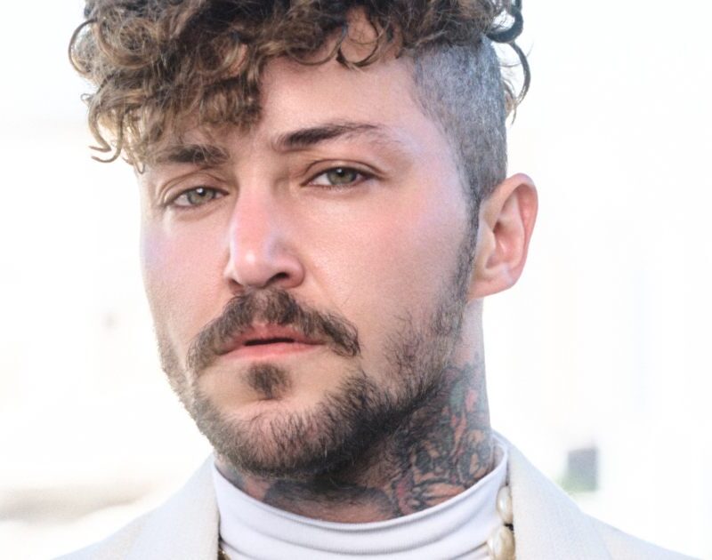 Kaique estreia na música com o álbum ‘Me Chame Pelo Meu Nome’