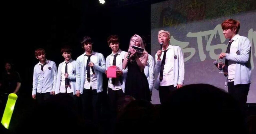 BTS no Brasil: a noite de 2014 que ninguém esqueceu 1 Babi Dewet com o BTS no fan meeting em 2014 em São Paulo
