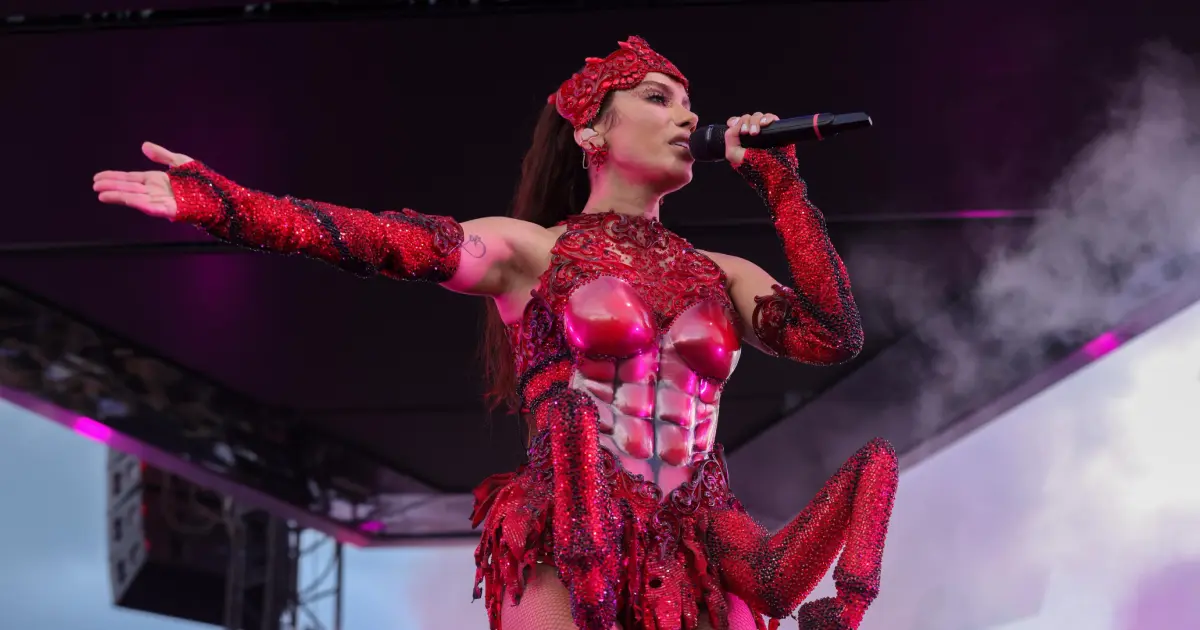 Anitta promete novo álbum e diz que está ‘mais feliz’ morando no Brasil 2 Anitta