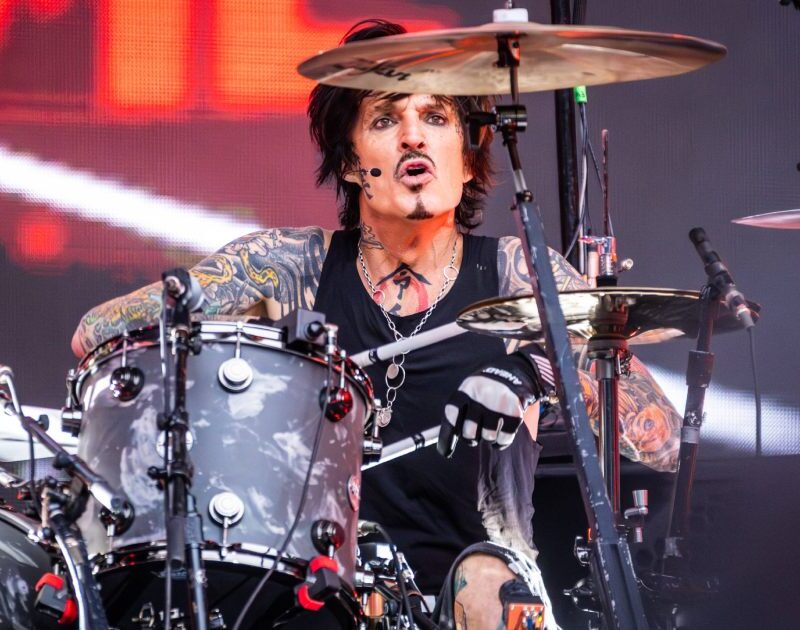 Nova lei reabre acusação de agressão sexual contra Tommy Lee, do Mötley Crüe