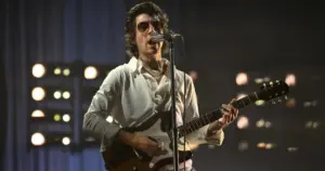 Alex Turner do Arctic Monkeys (Grosby)