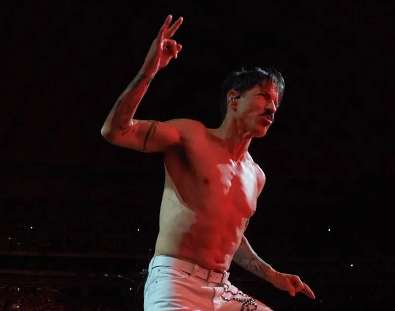 Produtor afirma que Anthony Kiedis, do RHCP, tem dificuldades com afinação