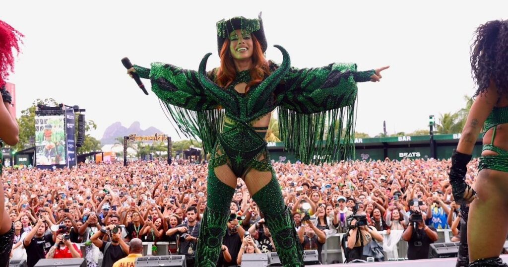 Ensaios da Anitta: cantora 'brinca' com Pocah durante evento no RJ 1 Anitta durante o Ensaios da Anitta no Rio de Janeiro