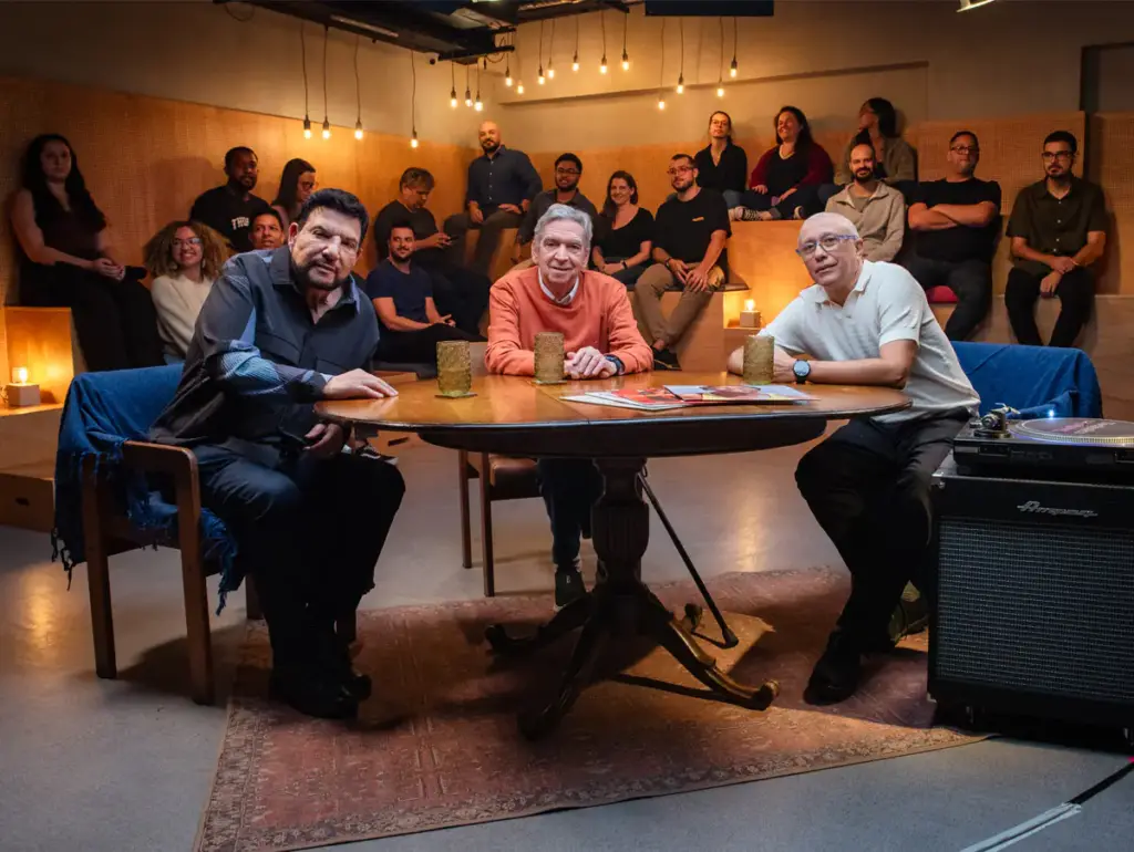 Som Livre lança videocast 'Mesa de Som' revisitando a música brasileira 1 Michael Sullivan, Guto Graça Mello e Marcos Salles no videocast Mesa de Som, da Som Livre (André Rola)