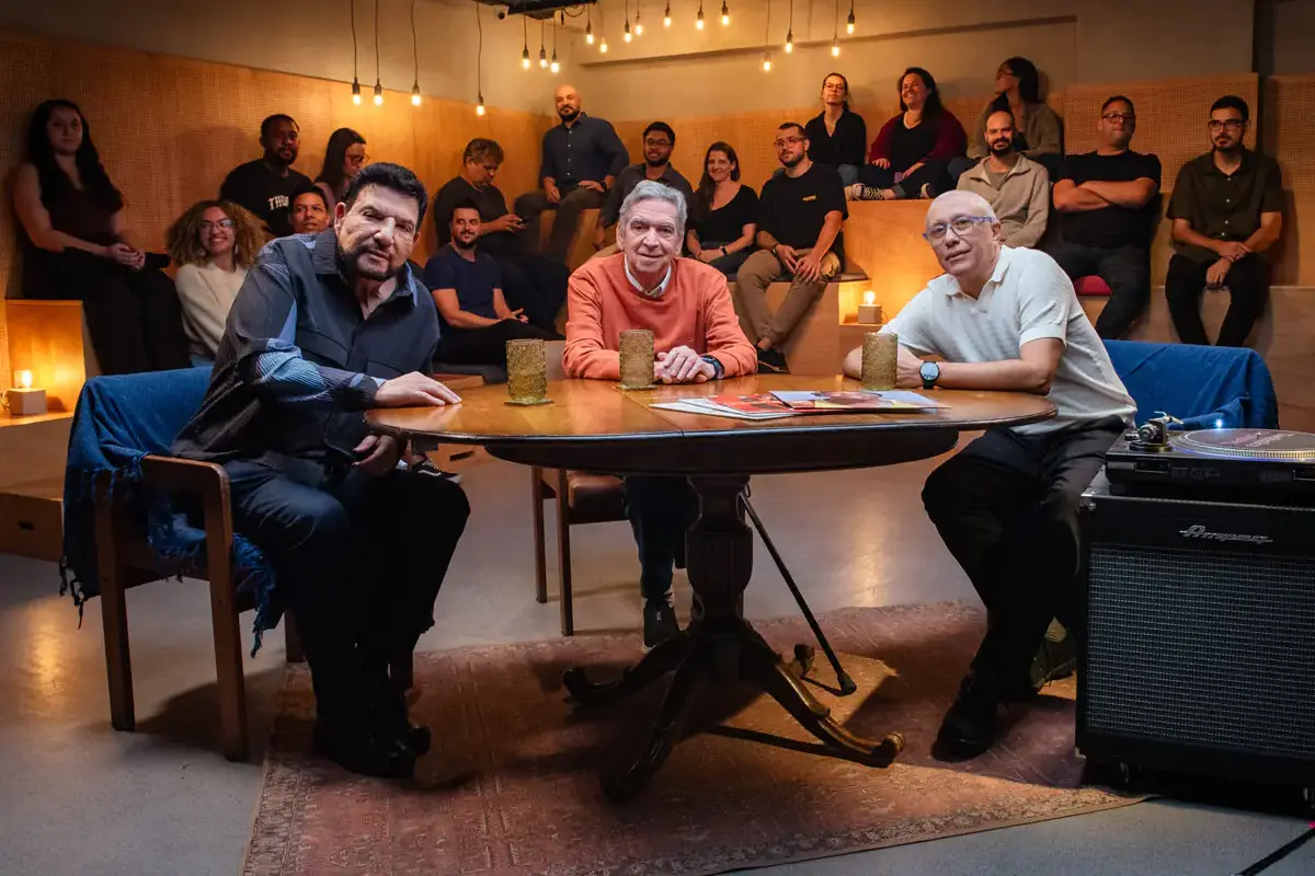 Michael Sullivan, Guto Graça Mello e Marcos Salles no videocast Mesa de Som, da Som Livre (André Rola)