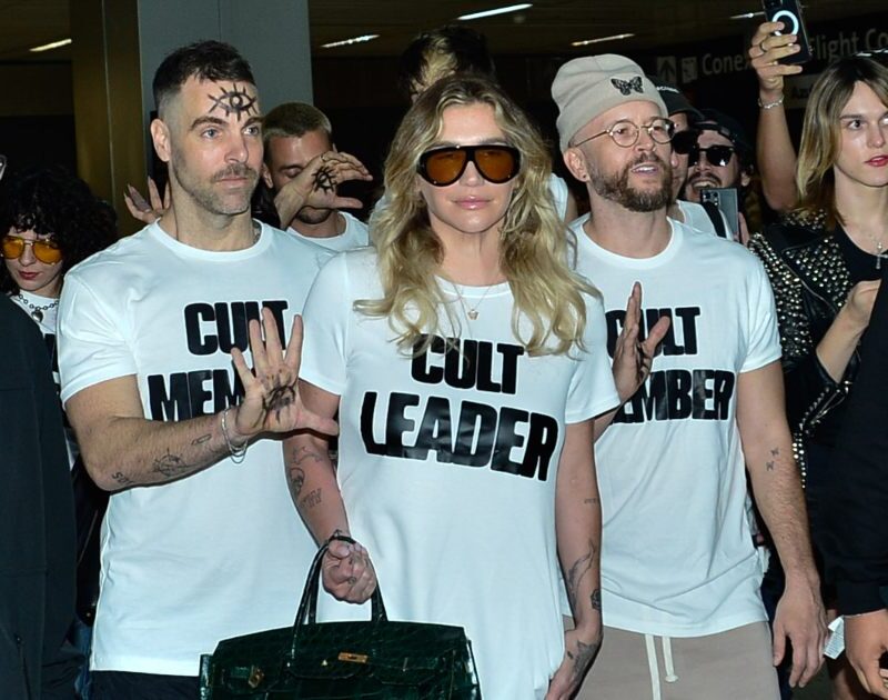 Fotos: Kesha desembarca em São Paulo com look intrigante