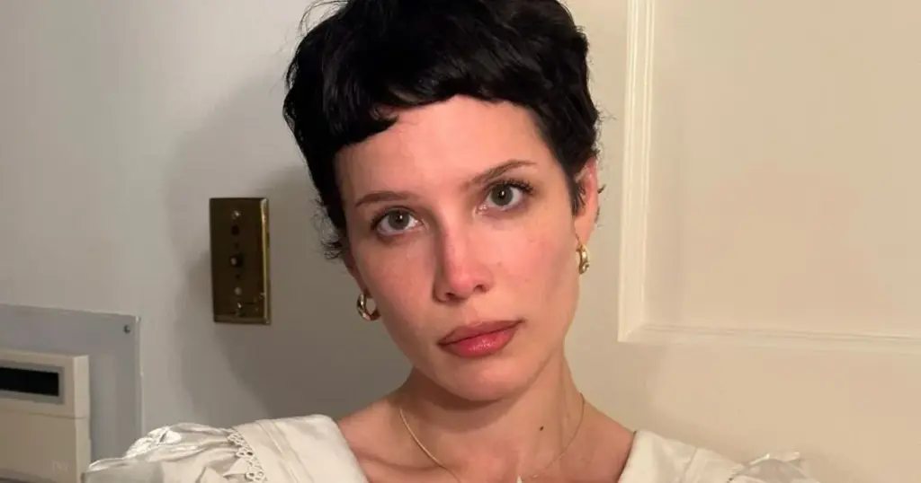 'Quero voltar e tocar aí também', diz Halsey aos fãs brasileiros 1 Halsey (reprodução Facebook)