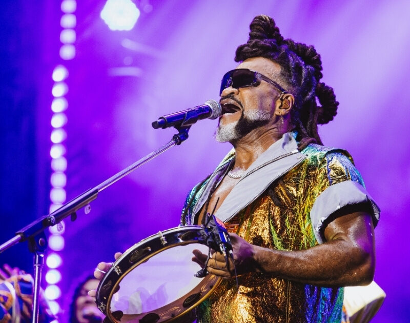 O ritual percussivo de Carlinhos Brown no Festival de Verão