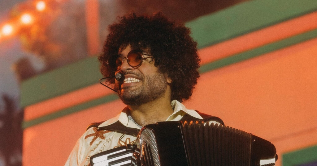 Mestrinho tocando com o projeto "Dominguinho" no Festival de Verão