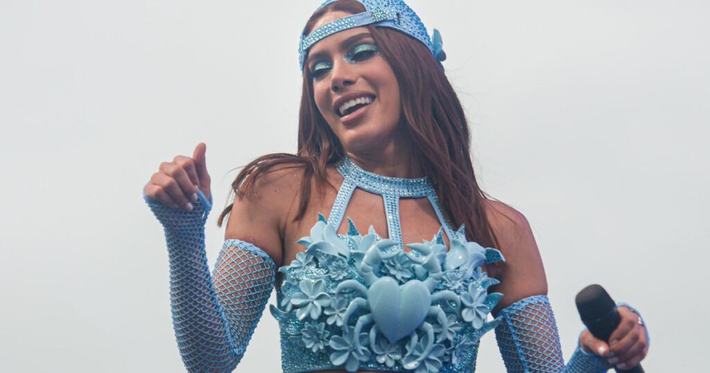 Anitta manda recado a ladrões de celular em show no Rio: 'Estou amaldiçoando' 1 Anitta