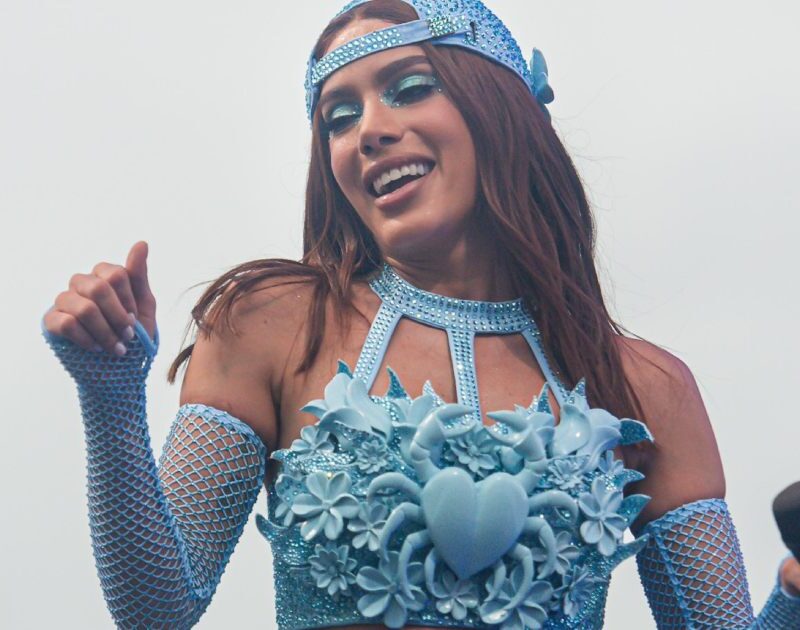 Anitta manda recado a ladrões de celular em show no Rio: ‘Estou amaldiçoando’
