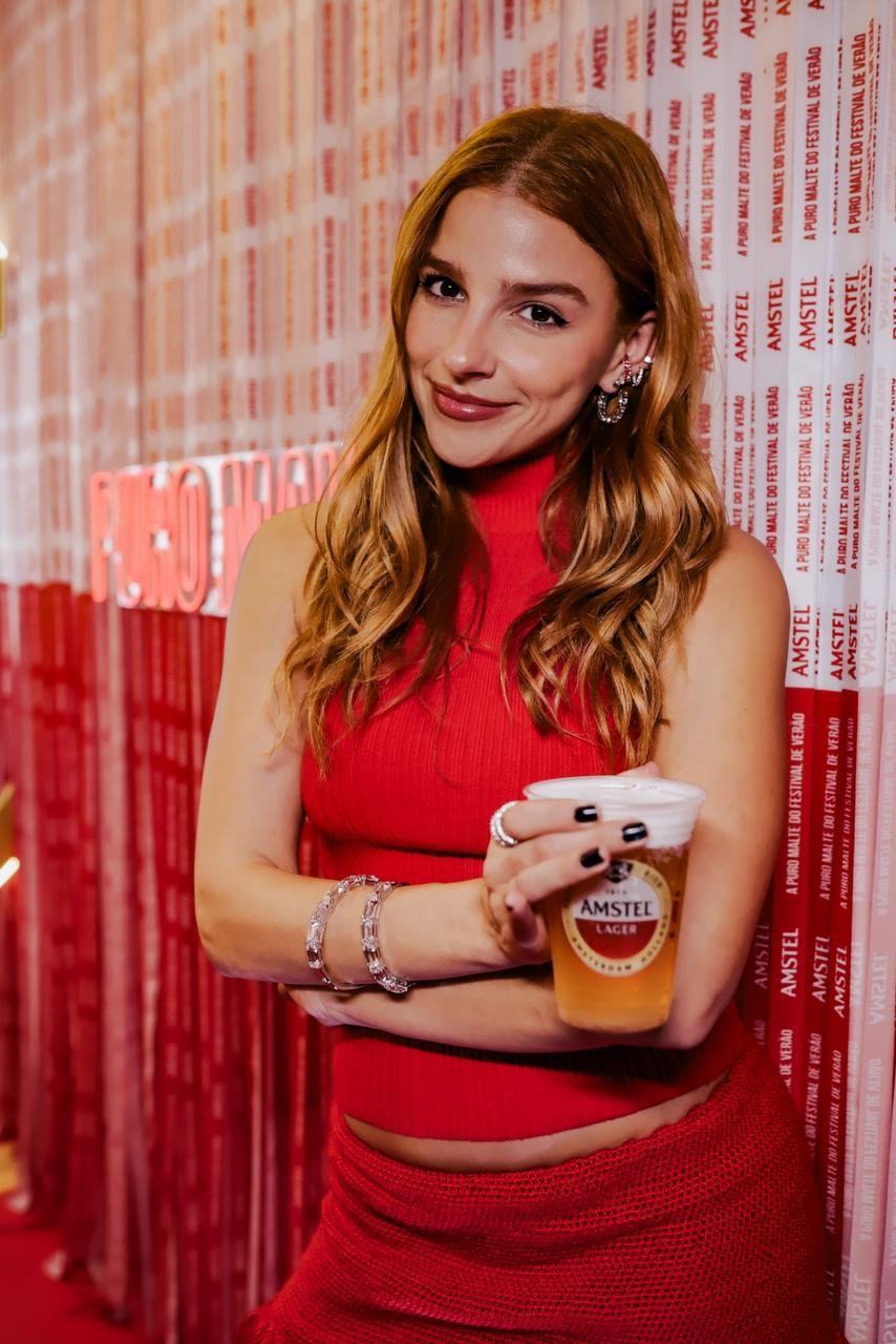 Amstel leva puro malte ao Festival de Verão e reforça presença com Gilsons 2 Gabriela Medvedovsky no estande da Amstel (Divulgação)