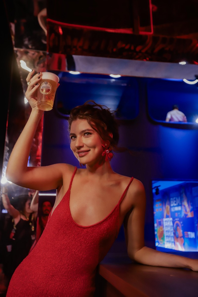 Amstel leva puro malte ao Festival de Verão e reforça presença com Gilsons 3 A atriz Alanis Guillen brindou com Amstel no Festival de Verão (Divulgação